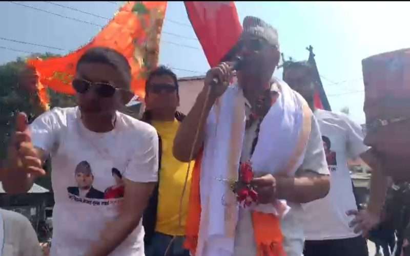 बुटवल ।  नेकपा माओवादी केन्द्रका अध्यक्ष पुष्पकमल दाहाल प्रचण्डले प्रतिगामी र प्रतिक्रियावादी शक्तिको षड्यन्त्रविरुद्ध लाखौं जनता सडकमा उतारेर खबरदारी गरिने बताउनुभएको छ। छैटौं मगर राष्ट्रिय मुक्ति मोर्चा नेपालको राष्ट्रिय सम्मेलन बुटवलमा उद्घाटन गर्दै उहाँले यस्तो चेतावनी दिनुभएको हो। अहिलेको सत्ता गठबन्धनले भ्रष्टाचारी र विचौलियाको पक्षमा गरिरहेको बेलगाम गतिविधिका कारण जनतामा निराशा र असन्तुष्टि बढ्दै गएको देखेर इतिहासको रछ्यानमा मिल्काइएका प्रतिगामी तत्वहरुले धमिलो पानीमा माछा मार्न खोजेको उल्लेख गर्दै अध्यक्ष प्रचण्डले यी दुबै हर्कतका विरुद्ध आवश्यक परे लाखौं जनता सडकमा उतारेर खबरदारी गर्ने बताउनुभयो।   अहिलेको राजनीति परिवर्तन विशेषत संघीय लोकतान्त्रिक गणतन्त्रको जननी शक्तिको हैसियतले आफ्नो पार्टीले गणतान्त्रिक व्यवस्थाको रक्षा र सुदृढीकरणका लागि सबै परिवर्तनकारी शक्ति र जनतालाई लिएर जस्तोसुकै संघर्ष गर्न पनि तयार रहेको उहाले स्पष्ट गर्नुभयो। त्यसका लागि पार्टीले अपिल गर्दा लाखौं जनता काठमाडौमा लाखौं जनता सडकमा उत्रने बताउनुभयो। अबको आवश्यकता जनताले प्राप्त गरेका अधिकारको रक्षा गर्दै प्रत्यक्ष निर्वाचित कार्यकारी प्रमुख, पूर्ण समानुपातिक निर्वाचन प्रणाली जस्ता अग्रगामी एजेन्डामा जानु रहेको उल्लेख गर्दै अध्यक्ष प्रचण्डले पछाडि फर्कने तर्फ कसैले सोचे राम्रो नहुने बताउनुभयो ।   जनताले प्राप्त गरेका अधिकारको रक्षा गर्ने जिम्मेवारी  ‘जनताको बलिदानीपूर्ण आन्दोलनबाट संघीय लोकतान्त्रिक गणतन्त्र प्राप्त भएको छ, यसले उत्पीडित समुदाय र क्षेत्रका अधिकार सुनिश्चित गरेको छ’– अध्यक्ष प्रचण्डले भन्नुभयो– ‘अहिले आएर संघीयता, समावेशिता, समानुपातिक प्रतिनिधित्वजस्ता उत्पीडित क्षेत्र र समुदायले पाएको अधिकार खोज्ने कुचेष्टा हुँदैछ । प्रतिगामी तत्वहरु व्यवस्थामाथि धावा बोल्न खोज्दैछ्न भने भ्रष्ट र दलालहरु विभिन्न बहानामा जनताका अधिकार खोस्न लागिरहेका छन्, यसखाले सबै षड्यन्त्रलाई परास्त गर्दै जनताले प्राप्त गरेका अधिकारको रक्षा गर्ने जिम्मेवारी माओवादीकै हो, यसमा हामी कतै बिचलित हुने छैनौं, दृढ प्रतिबद्धताका साथ अघि बढ्ने छौं ।’  अध्यक्ष प्रचण्डले राजनीति परिवर्तनमा उत्पीडित समुदायको ऐतिहासिक र निर्णायक भूमिका रहेको स्पष्ट गर्दै जातीय क्षेत्रीय मोर्चा र समाजवादी क्रान्तिको सम्बन्धबारे पार्टीले पहिलोपटक धारणा तय गरेको जानकारी दिनुभयो । ‘हिजो जनवादी क्रान्तिको बेलामा आत्मनिर्णयको अधिकार, जातीय क्षेत्रीय मोर्चाको अवधारणा महत्वपूर्ण थियो तर अब समाजवादी क्रान्तिमा यसमा महत्व छ कि छैन भन्ने केही समय अलमल जस्तो देखियोे’– उहाँलेले भन्नुभयो– ‘हाम्रो भर्खरै सम्पन्न केन्द्रीय समितिको बैठकले समाजवादी क्रान्तिको बेलामा यो अझ बढी आवश्यक छ भन्ने निष्कर्ष निकालेको छ । अब हामीले निष्कृय रहेका मोर्चाहरुलाई समेत ब्यूँताउँदै सबै जातीय क्षेत्रीय मोर्चालाई सुदृढ बनाएर जाने नीति लिएका छौं, अब क्रमशः भेला सम्मेलनमार्फत सबै मोर्चाहरु सक्रिय बनाउने छौं । त्यहीअनुसार तामाङ, गुरुङ, थारु र मगर मोर्चाको सम्मेलन गरेका छौं भने बाँकी मोर्चाको भेला सम्मेलन गर्दै जाने छौं ।’  हिजो जातीय क्षेत्रीय मोर्चामार्फत संघर्षलाई संगठित नगरेको भए जनयुद्धले संघीय लोकतान्त्रिक गणतन्त्रमा फड्को मार्ने स्थिति बन्ने संभावना नरहेको स्पष्ट गर्दै उहाँले मगर समुदायलगायत नेपालका सबै जातीय क्षेत्रीय मोर्चाहरुले संघर्षमा ऐतिहासिक र बलिदानीपूर्ण महत्वपूर्ण भूमिका निर्वाह गरेको बताउनुभयो । प्रथम सहिद लखन थापा मगरदेखि जनयुद्धका महान सहिद तेजमान घर्ती, ललि रोका, कुमारी बुढा लगायत मगर समुदायका हजारौं छोराछोरीले देशको परिवर्तनका लागि रगत बगाएको उल्लेख गर्दै अध्यक्ष प्रचण्डले ज्यूँदै आँखा निकाएर जलाउँदा पनि आत्मसमर्पण नगरेका मगर यौद्वाहरुको ऐतिहासिक बलिदान रहेको बताउनुभयो। यही बलिदान र बलिदानको बलमा स्थापित गणतन्त्रले महिला, जनजाति, मधेसी लगायत उत्पीडित समुदायबाट राष्ट्रपति र सभामुख जस्ता उच्च पद प्राप्त गर्ने अवसर आएको उल्लेख गर्दै उहाँले अब परिवर्तनको रक्षाका लागि पनि उत्पीडित वर्ग नै अगाडि आउनुपर्ने बताउनुभयो।