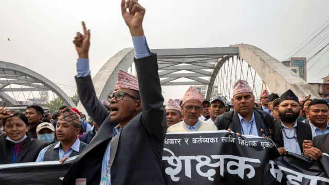 शिक्षक आन्दोलनमा समर्थन गर्न पुगेका माधव नेपालविरुद्ध नै नाराबाजी