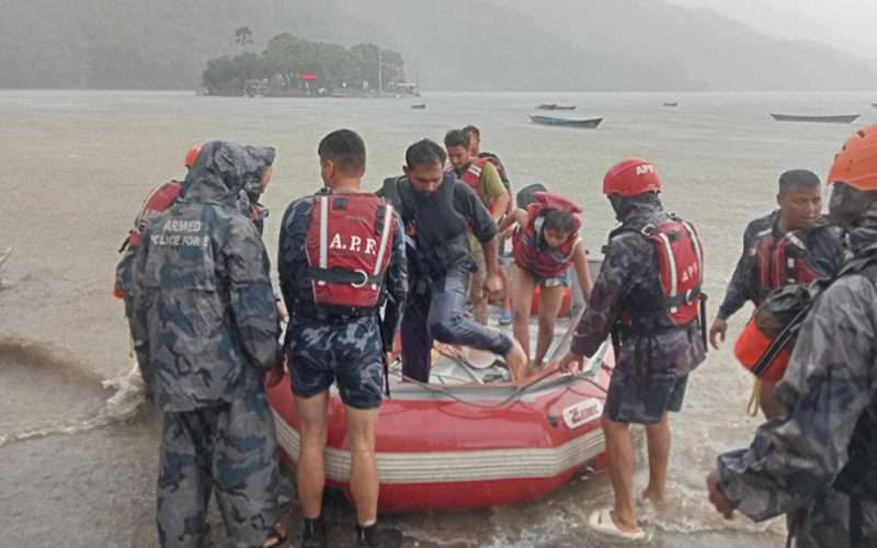 फेवातालमा स्टयाण्डिङ्ग डबल प्याडल बोट पल्टिएर फसेका ७ जनाको सकुशल उद्वार