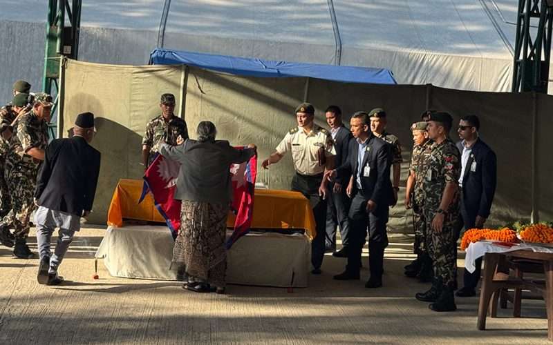विपिन जोशीको शव काठमाडौँ आइपुग्यो, प्रधानमन्त्रीसहित मन्त्रीहरुले दिए विमानस्थलमै अन्तिम श्रद्धाञ्जली