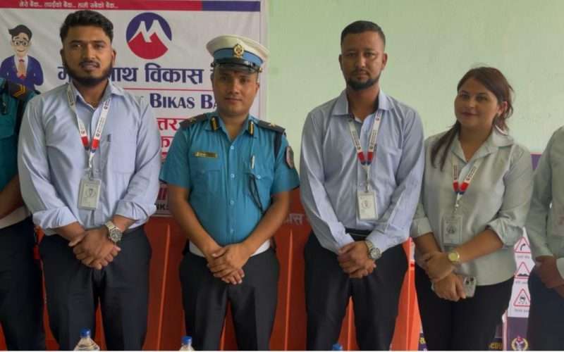 मुक्तिनाथ विकास बैंकद्वारा ट्राफिक प्रहरीलाई सडक सुरक्षा सामग्री हस्तान्तरण